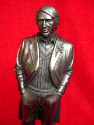 Dr Who Peter Davison Figurine, Legends Forever Limited Edition - thumbnail 2