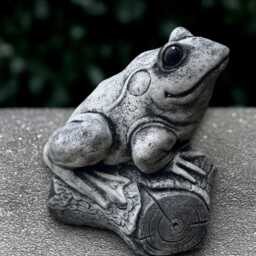 Stone Frog Sculpture Concrete Animal Statue Outdoor Pool Figurine Frog Lover Gift Handmade Ornament Front Door Decoration Yard Art - thumbnail 3