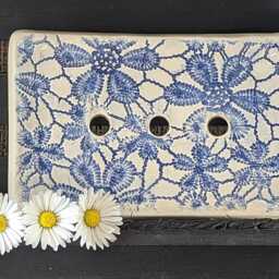Daisy Embossed Ceramic Soap Dish - thumbnail 2