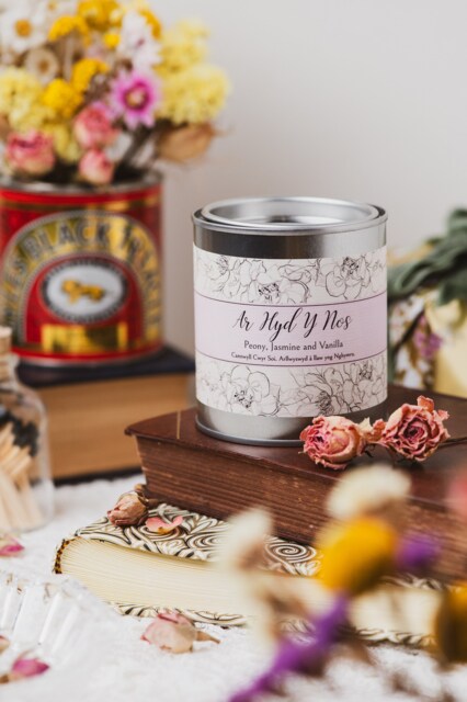 Ar Hyd Y Nos Candle Peony, Jasmine & Vanilla Scented Soy Candle - image 1