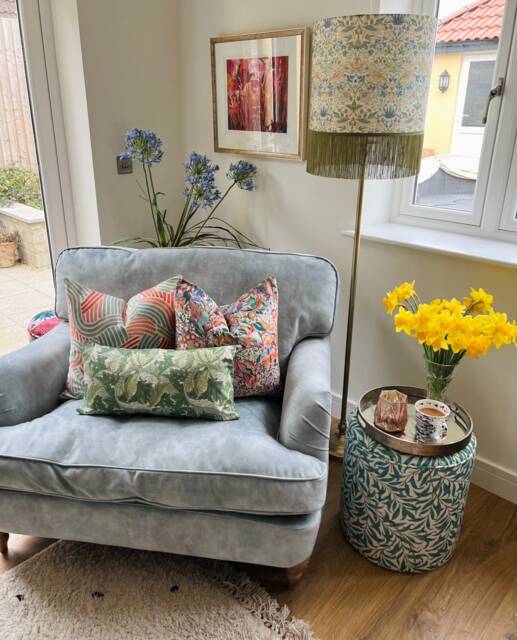 Rectangular Scatter Cushion in William Morris Acanthus - image 1