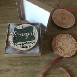 Oregon Christmas Ornament, State Natural Pine Wood Slice, Woodland Ornament Tree Decoration, Gift Idea - thumbnail 2