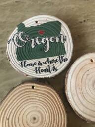 Oregon Christmas Ornament, State Natural Pine Wood Slice, Woodland Ornament Tree Decoration, Gift Idea - thumbnail 1