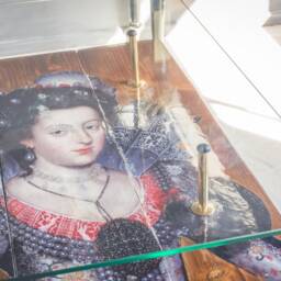 Queen Of Bohemia Coffee Table Walnut Stained Wood, Glass Top, Castor Wheels - thumbnail 4