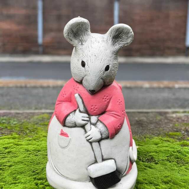 Cleaning Mouse Concrete Statue Garden Animal Stone Sculpture Outdoor Sweeping Figurine Handmade Farmhouse Lawn Decor Art Gift - image 1