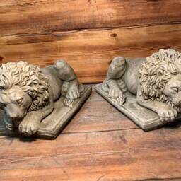 Stone Garden Pair Of Proud Chatsworth Lions On Base Statue Pillar Cap Ornament - thumbnail 2