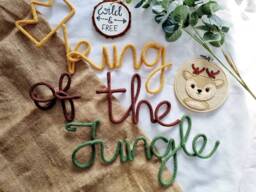 King/Queen Of The Jungle Wire Sign - Welcome To Jungle L Play Room Kids Wall Hanging Decor Bedroom - thumbnail 1