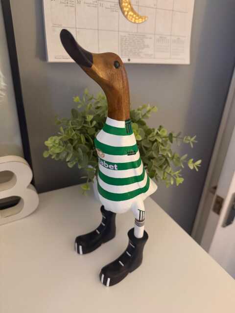 Celtic Fc - Hand-Painted Wooden Duck - 2025-2026 Design Approx. 25cm - image 1