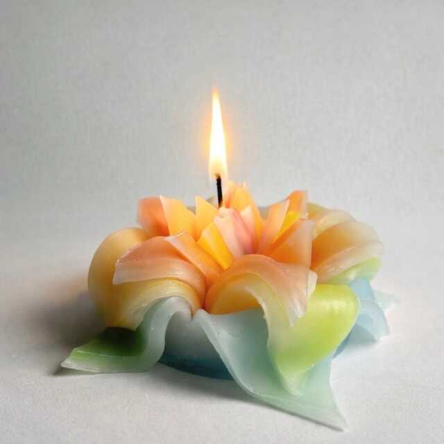 Hand-Carved Flower Candle - Pastel Floral Design, 40-Hour Burn - image 1