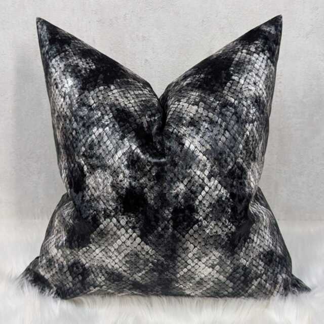 Black & White Snake Print Velvet Cushion Cover - Luxury Snakeskin Effect Throw Pillow Modern Glam Sofa Decor Statement - image 1
