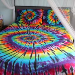 Tie Dye Bed Sheet Set With Black Accents Queen Or King Size - thumbnail 3