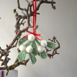 Traditional Christmas Mistletoe Ornament Or Brooch Crochet Needle Felt Green White Holiday Weddings Decoration Gift - thumbnail 2