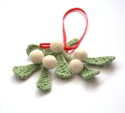 Traditional Christmas Mistletoe Ornament Or Brooch Crochet Needle Felt Green White Holiday Weddings Decoration Gift - thumbnail 1