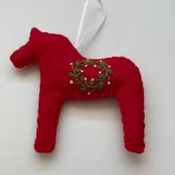 Felt Hand Embroidered Wreath Swedish Dala Horse Scandinavian Christmas Ornament - thumbnail 2