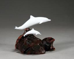 Dolphin & Calf By John Perry 5 Inches Long Pellucida Sculpture On Polished Burlwood Base - thumbnail 1