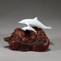 Dolphin & Calf By John Perry 5 Inches Long Pellucida Sculpture On Polished Burlwood Base - thumbnail 3