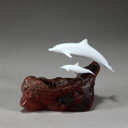 Dolphin & Calf By John Perry 5 Inches Long Pellucida Sculpture On Polished Burlwood Base - thumbnail 2