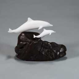 Dolphin & Calf By John Perry 5 Inches Long Pellucida Sculpture On Polished Burlwood Base - thumbnail 4
