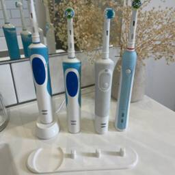 Oral-B Toothbrush Charging Stand - Holds 1-4 Brushes + Charger, Drainage - thumbnail 3