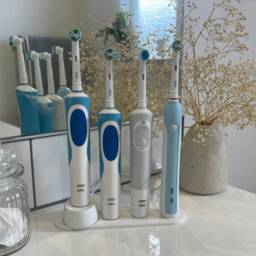 Oral-B Toothbrush Charging Stand - Holds 1-4 Brushes + Charger, Drainage - thumbnail 2