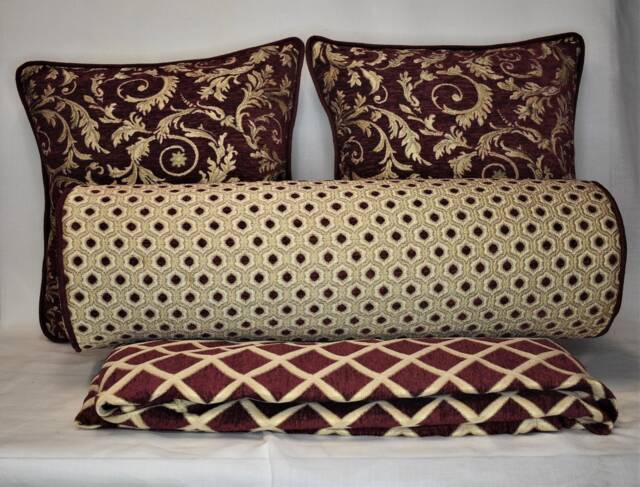 Bedroom Pillow & Throw Blankets - image 1