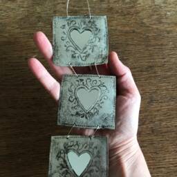 Small Triple Heart Mirror, Recycled Metal - Please Read The Full Description Us Customers Please Read Information in Descriptions. Thank You - thumbnail 2