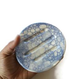 Handmade Ceramic Draining Soap Dish - Minimalist Self-Draining Bar Holder - thumbnail 2