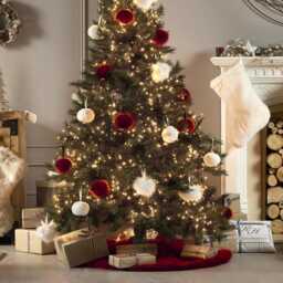Red Luxury Faux Fur Tree Skirt, Superior Fake Christmas Decor - thumbnail 2