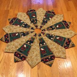 Christmas Tree Skirt, 42 Inch Diameter, Gingerbread Santa Debbie Mumm Fabric, Quilted Skirt - thumbnail 2