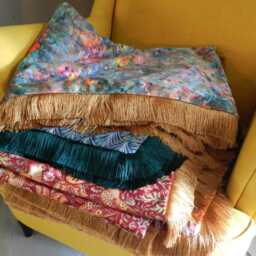 William Morris Velvet Throw Blanket With Gold Fringe Strawberry Thief Design - thumbnail 4