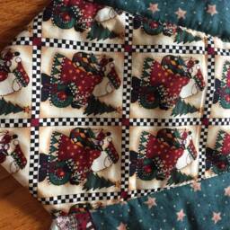 Christmas Tree Skirt, 42 Inch Diameter, Santa, Debbie Mumm Fabric, Quilted, Slim, Skinny, Green - thumbnail 3