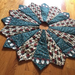 Christmas Tree Skirt, 42 Inch Diameter, Santa, Debbie Mumm Fabric, Quilted, Slim, Skinny, Green - thumbnail 2