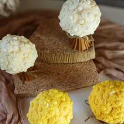 Handmade Sunflower Bouquet Candle Soy & Bee Wax Decor - thumbnail 3