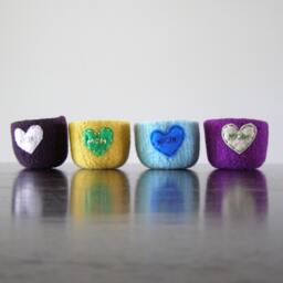 "Felted Ring Bowl - Bright Yellow Wool With Green Heart & ""Mom" - thumbnail 4