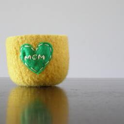 "Felted Ring Bowl - Bright Yellow Wool With Green Heart & ""Mom" - thumbnail 2