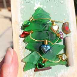 "Sea Glass Robin Christmas Tree Wall Art, Decor, Handmade Festive Gift, " - thumbnail 3