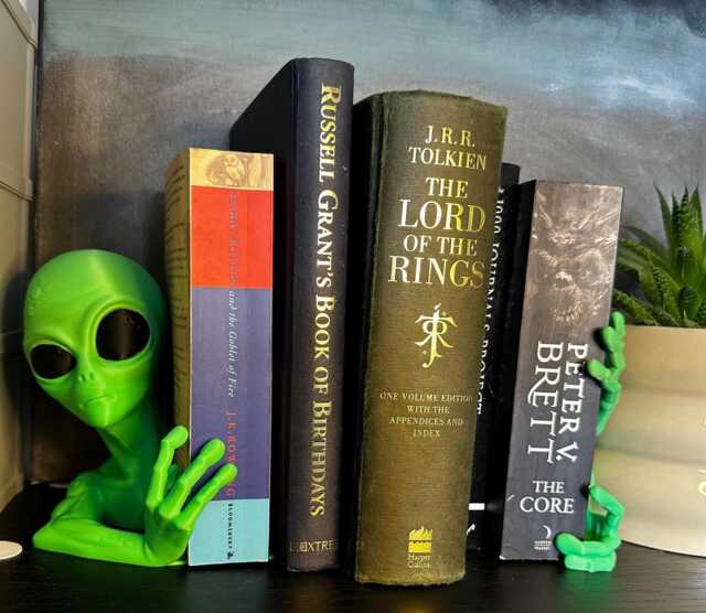 Green Alien Bookends Set - Sci Fi Bookshelf Decor Extraterrestrial Book Ends Space Shelf Geek Gift Modern Home - image 1