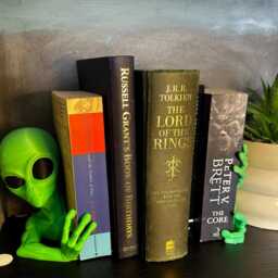 Green Alien Bookends Set - Sci Fi Bookshelf Decor Extraterrestrial Book Ends Space Shelf Geek Gift Modern Home - thumbnail 2