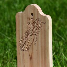 Squirrel Corn Feeder - Red Cedar Picnic Table Design Engraved Ear Of Gift For Nature Lovers - thumbnail 4