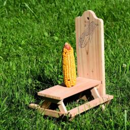 Squirrel Corn Feeder - Red Cedar Picnic Table Design Engraved Ear Of Gift For Nature Lovers - thumbnail 3