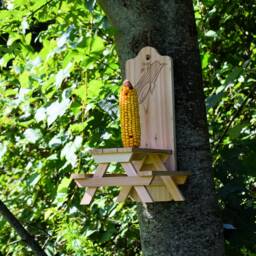 Squirrel Corn Feeder - Red Cedar Picnic Table Design Engraved Ear Of Gift For Nature Lovers - thumbnail 2