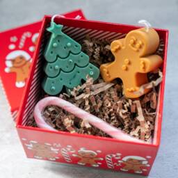 Gingerbread Men Soy Wax Candle - Christmas Home Decor - thumbnail 3