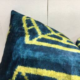 Ikat Pillow Cover - 16x24, Handwoven Silk Blend, Modern Accent - thumbnail 3