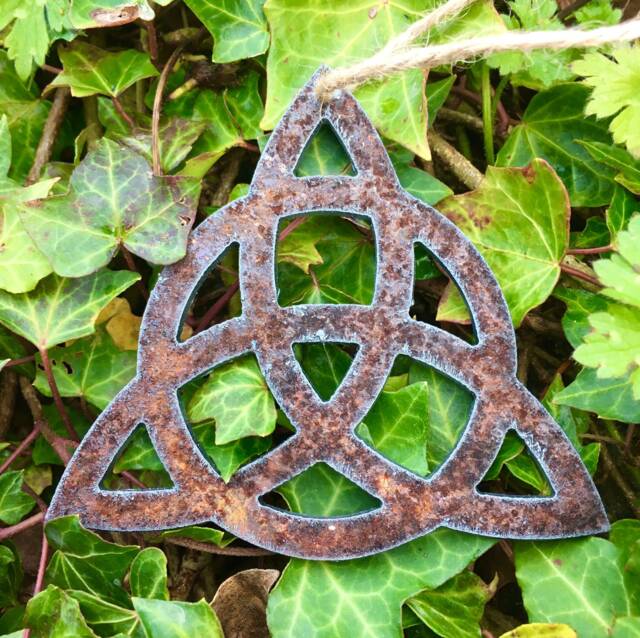 Celtic Triquetra Knot Rustic Metal Christmas Tree Wall Hanger Garden Art Plaque Pagan Witchcraft Gift Druid Symbol Triangle 10cm - image 1