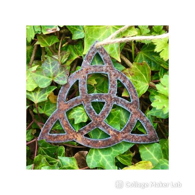Rusty Metal Celtic Triquetra Knot Christmas Tree Wall Hanger, Garden Art Plaque - image 1