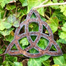 Celtic Triquetra Knot Rustic Metal Christmas Tree Wall Hanger Garden Art Plaque Pagan Witchcraft Gift Druid Symbol Triangle 10cm - thumbnail 1