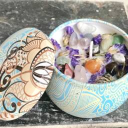 Lilac Scented Soy Aroma Therapy Candle With Healing Stones in A 6 Ounce Retro Design Container - thumbnail 2