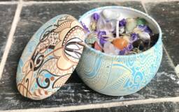 Lilac Scented Soy Aroma Therapy Candle With Healing Stones in A 6 Ounce Retro Design Container