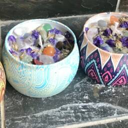 Lilac Scented Soy Aroma Therapy Candle With Healing Stones in A 6 Ounce Retro Design Container - thumbnail 4