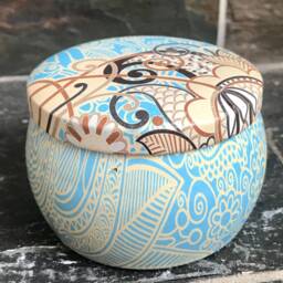 Lilac Scented Soy Aroma Therapy Candle With Healing Stones in A 6 Ounce Retro Design Container - thumbnail 3